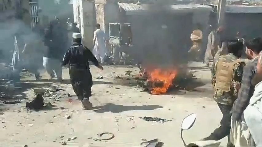 Video z Pákistánu ukazuje následky výbuchu před kanceláří volebního kandidáta